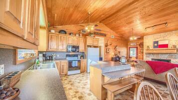 House, 3 Bedrooms | Living room | 30-inch Smart TV with satellite channels, TV