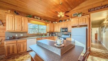 House, 3 Bedrooms | Private kitchen | Fridge, microwave, oven, stovetop