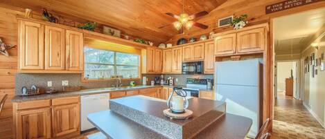 House, 3 Bedrooms | Private kitchen