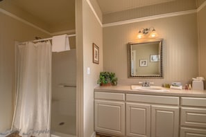 House, 3 Bedrooms | Bathroom | Towels - Wagon Wheel Rr9084ww 3 Bedroom Home by RedAwning (New Braunfels)
