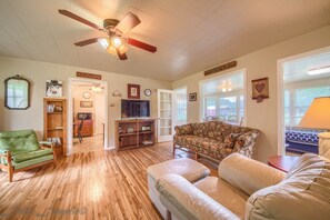 House, 1 Bedroom | Living room