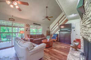 House, 4 Bedrooms | Living room