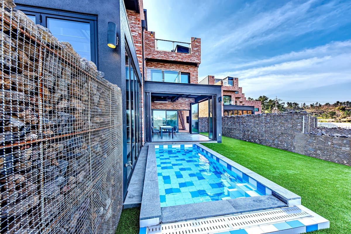 Luxury Villa (Reserve for warm pool use after the booking, early sold-out expected) | Bain à remous privé