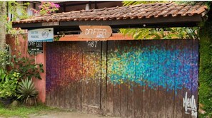 Vista frontal de la propiedad