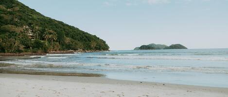En la playa, arena blanca