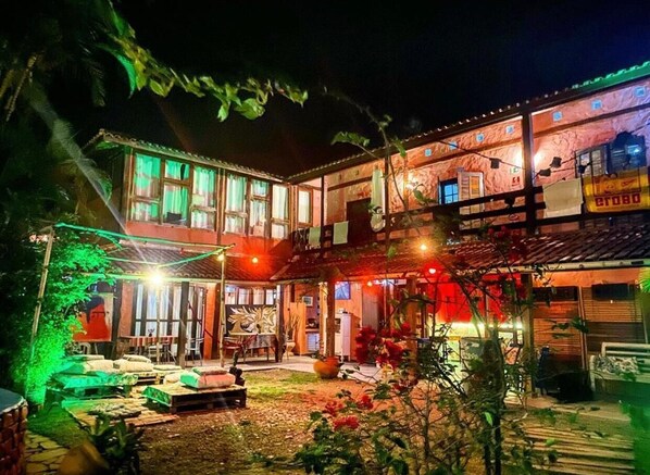 Vista frontal de la propiedad por la tarde o noche