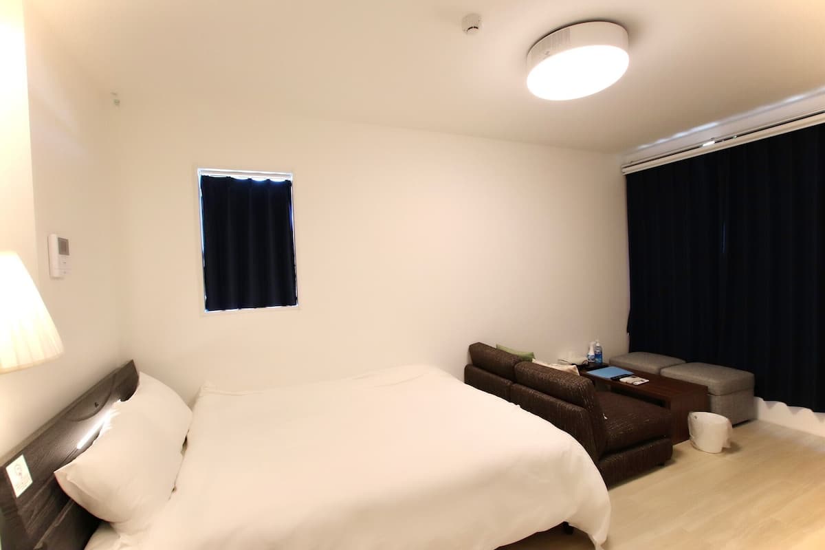 4 人部屋 | デスク、WiFi (無料)
