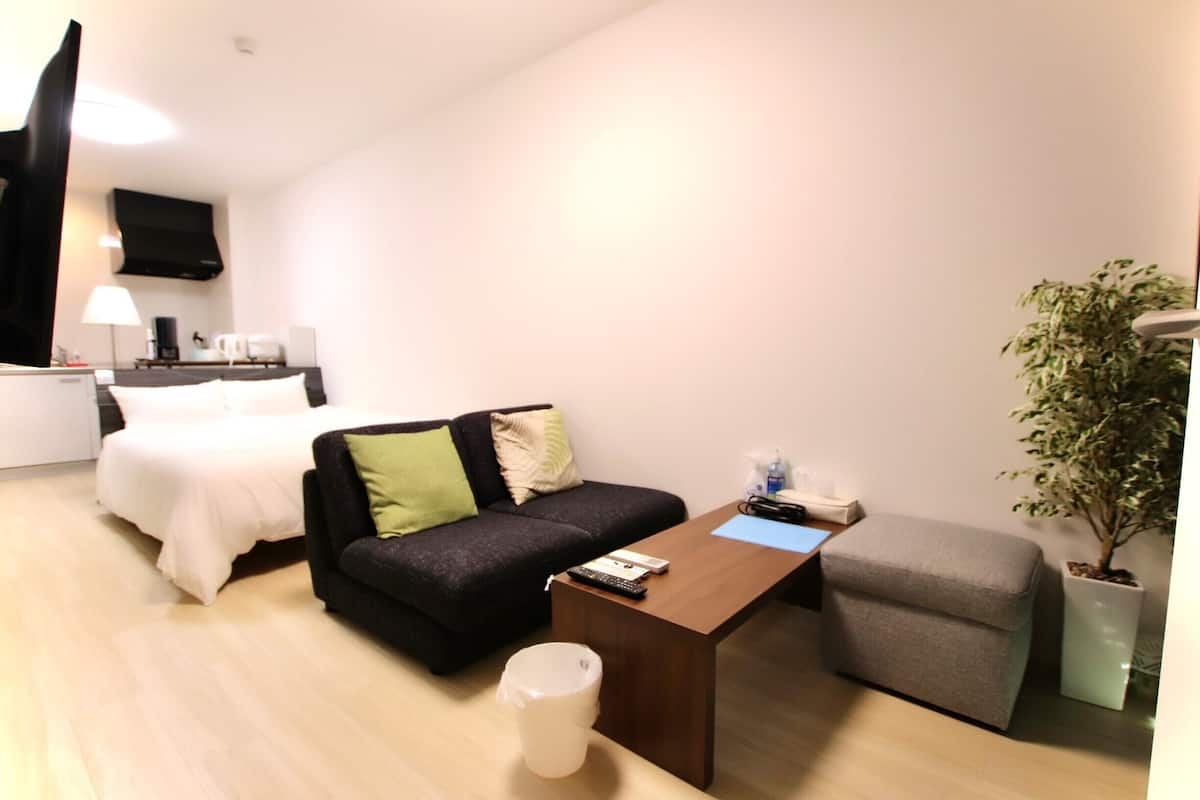 3 人部屋 | デスク、WiFi (無料)