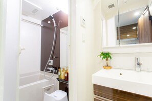 Ensemble baignoire-douche, articles de toilette écologiques