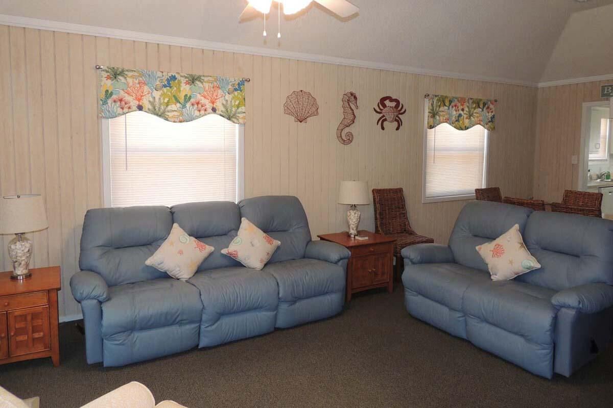 Walk to the Beach Guest Cottage with Full Kitchen!