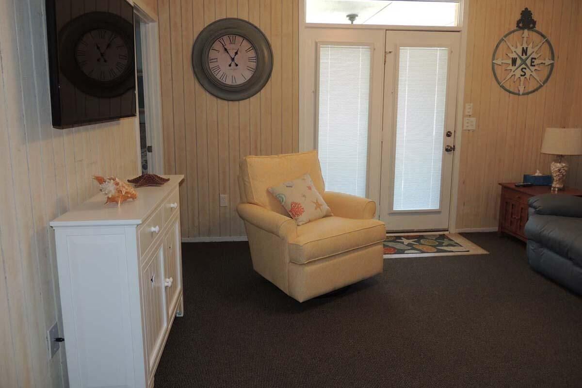 Walk to the Beach Guest Cottage with Full Kitchen!
