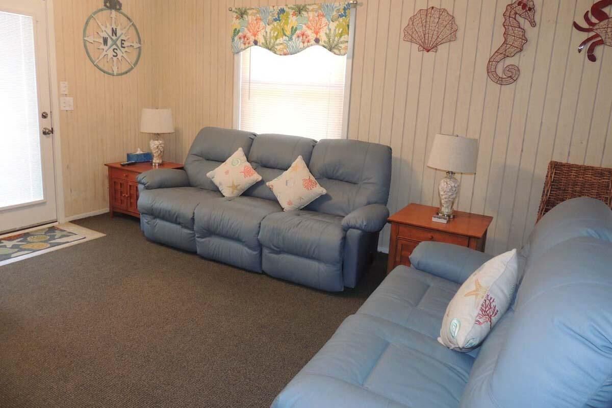 Walk to the Beach Guest Cottage with Full Kitchen!