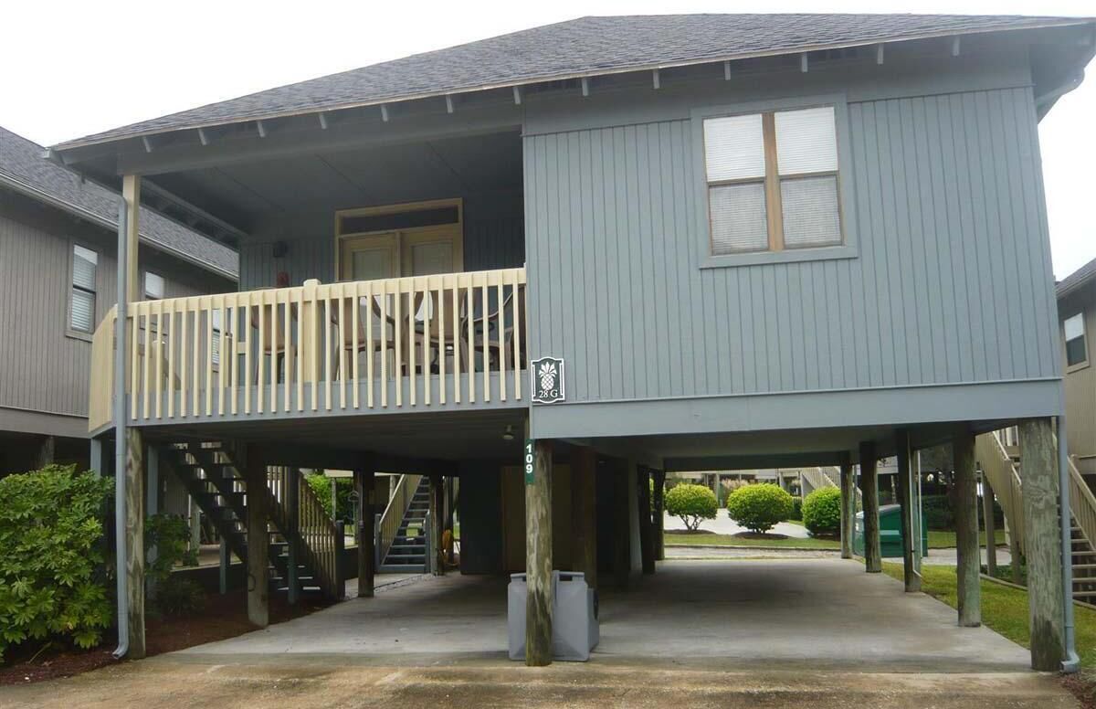 Walk to the Beach Guest Cottage with Full Kitchen!