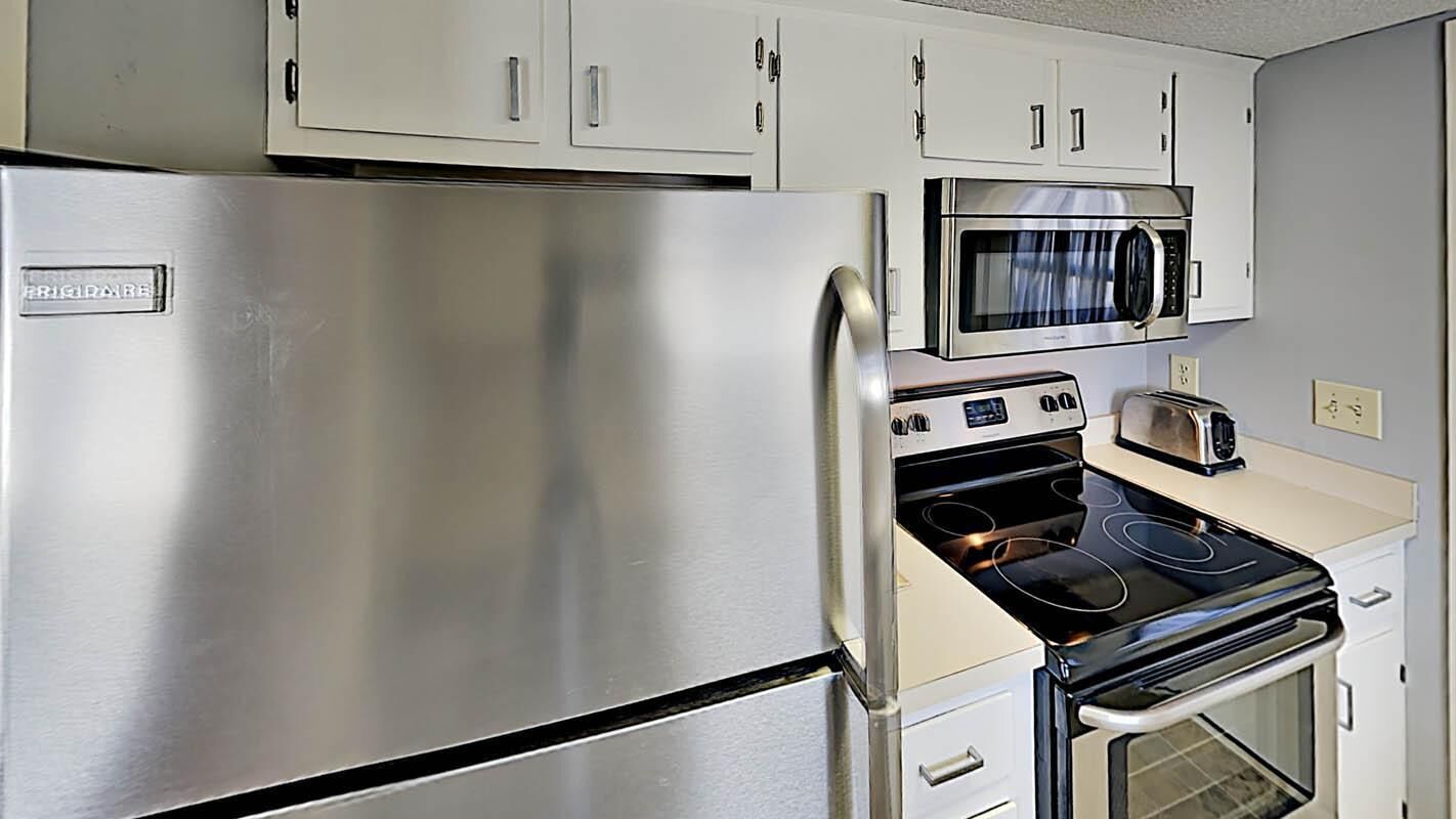 Restful Guest Cottage Pool 4 Blocks to the Beach