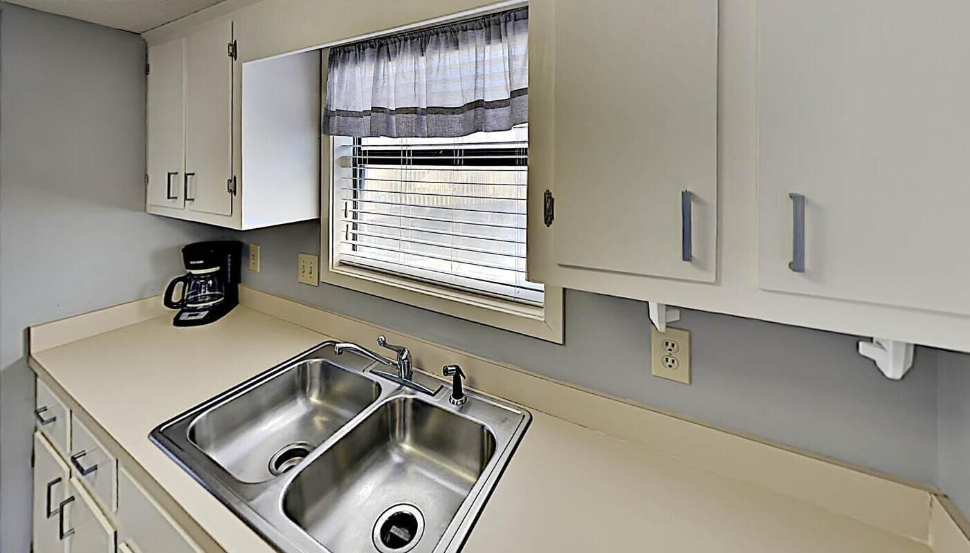 Restful Guest Cottage Pool 4 Blocks to the Beach