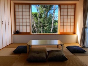 Flat-screen TV - Blue moon in Sesokojima (Motobu)