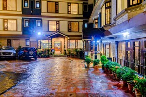 Courtyard - Muscatel Grand Silk Route (Gangtok)