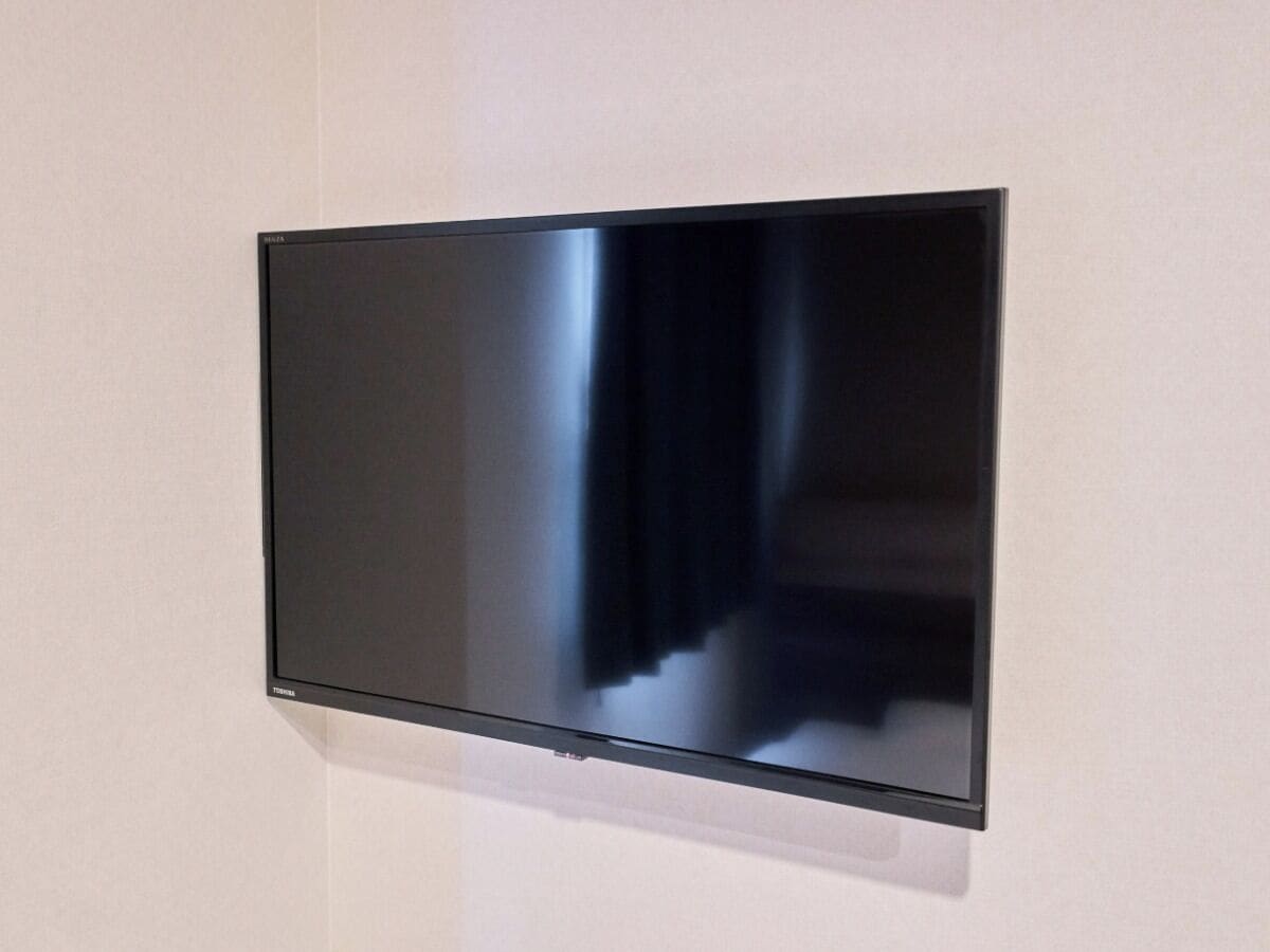Ein Flachbildfernseher an der Wand befestigt.