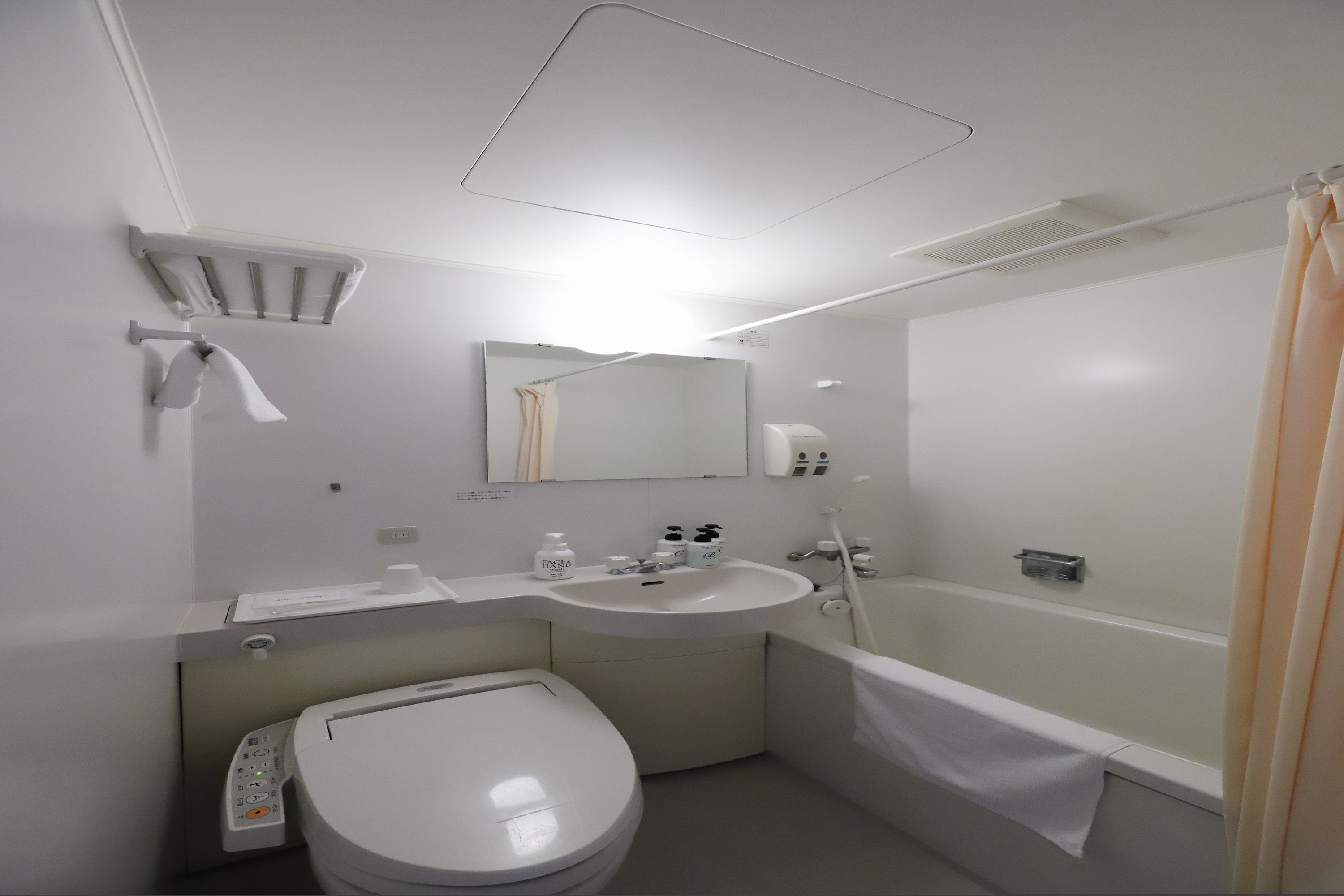 Combined shower/bathtub, free toiletries, hair dryer, slippers