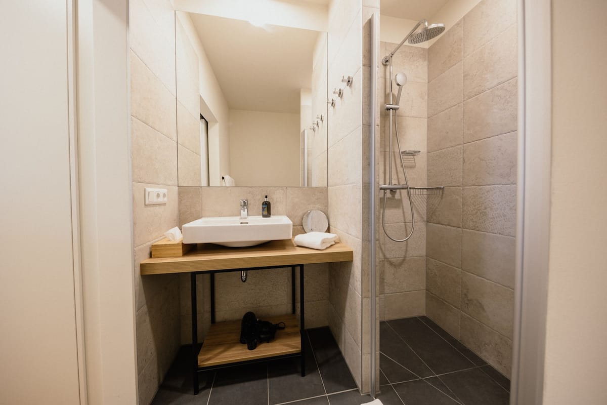 shower, rainfall showerhead, free toiletries, hair dryer