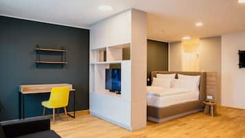 Ropa de cama de alta calidad y caja de seguridad en la habitaciĂłn