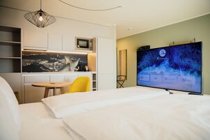 Apartment Leblon, Kitchenette | Roupas de cama premium, cofres nos quartos, escrivaninha