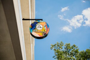 Um sinal circular colorido com um personagem de desenho animado e o texto 'Rio de Janeiro Vienna-Posto'.