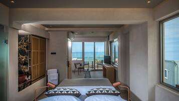 Suite estudio Deluxe | Minibar, caja de seguridad en la habitación y decoración personalizada