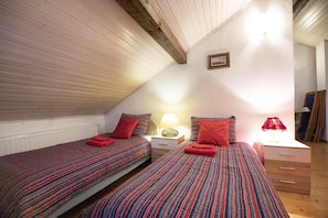 Family House | 3 bedrooms, laptop workspace, blackout drapes, iron/ironing board