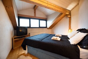 Family House | 3 bedrooms, laptop workspace, blackout curtains, iron/ironing board - Casa Viva (Ajdovšcina)