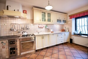 Casa familiar | Cocina privada | Refrigerador con congelador, microondas, horno y parrilla de estufa 