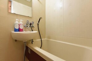 Apartment | Badezimmer | Duschwanne, kostenlose Toilettenartikel, Haartrockner, Handtücher