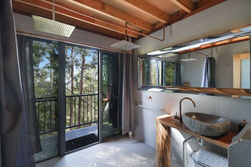 TREE HOUSE #2. Private, Tri-level with Gold Coast Hinterland Views