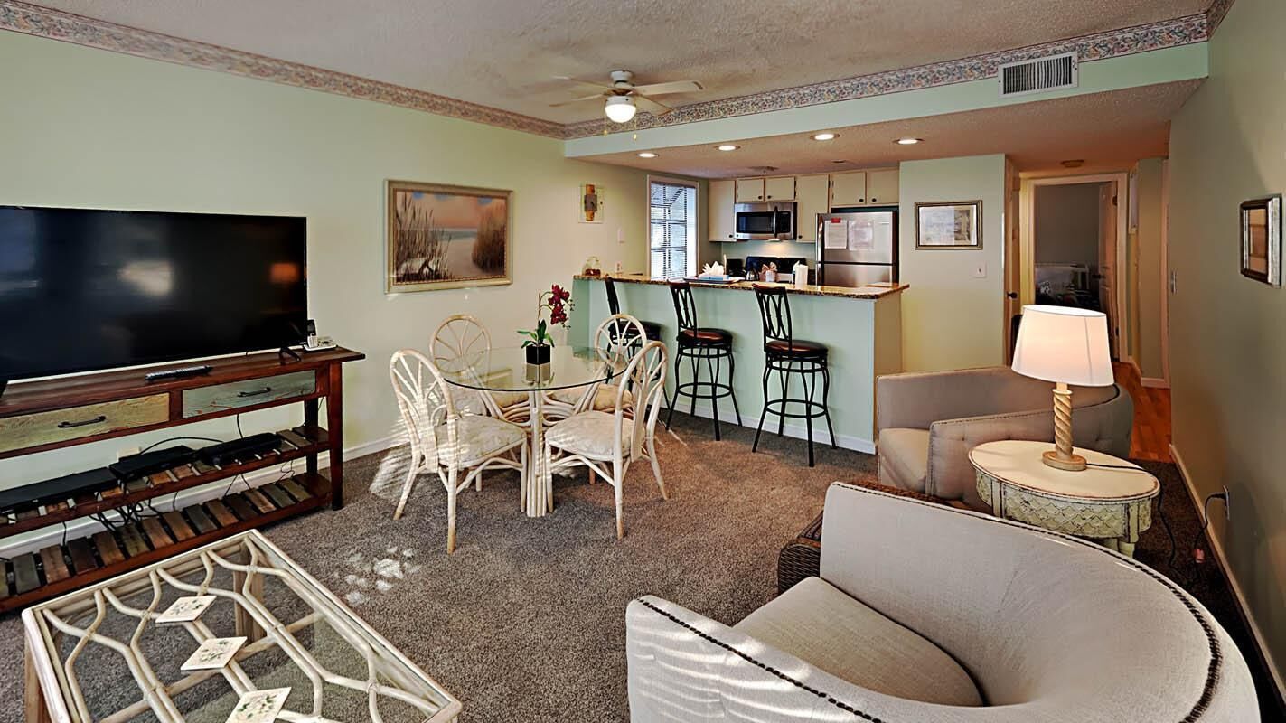 Comfortable Condo 4 Blocks from the Beach