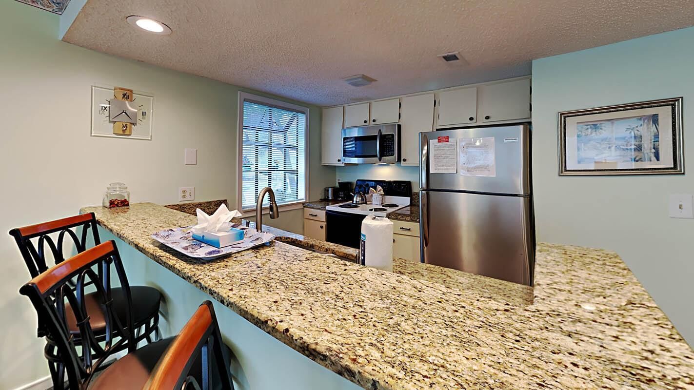 Comfortable Condo 4 Blocks from the Beach