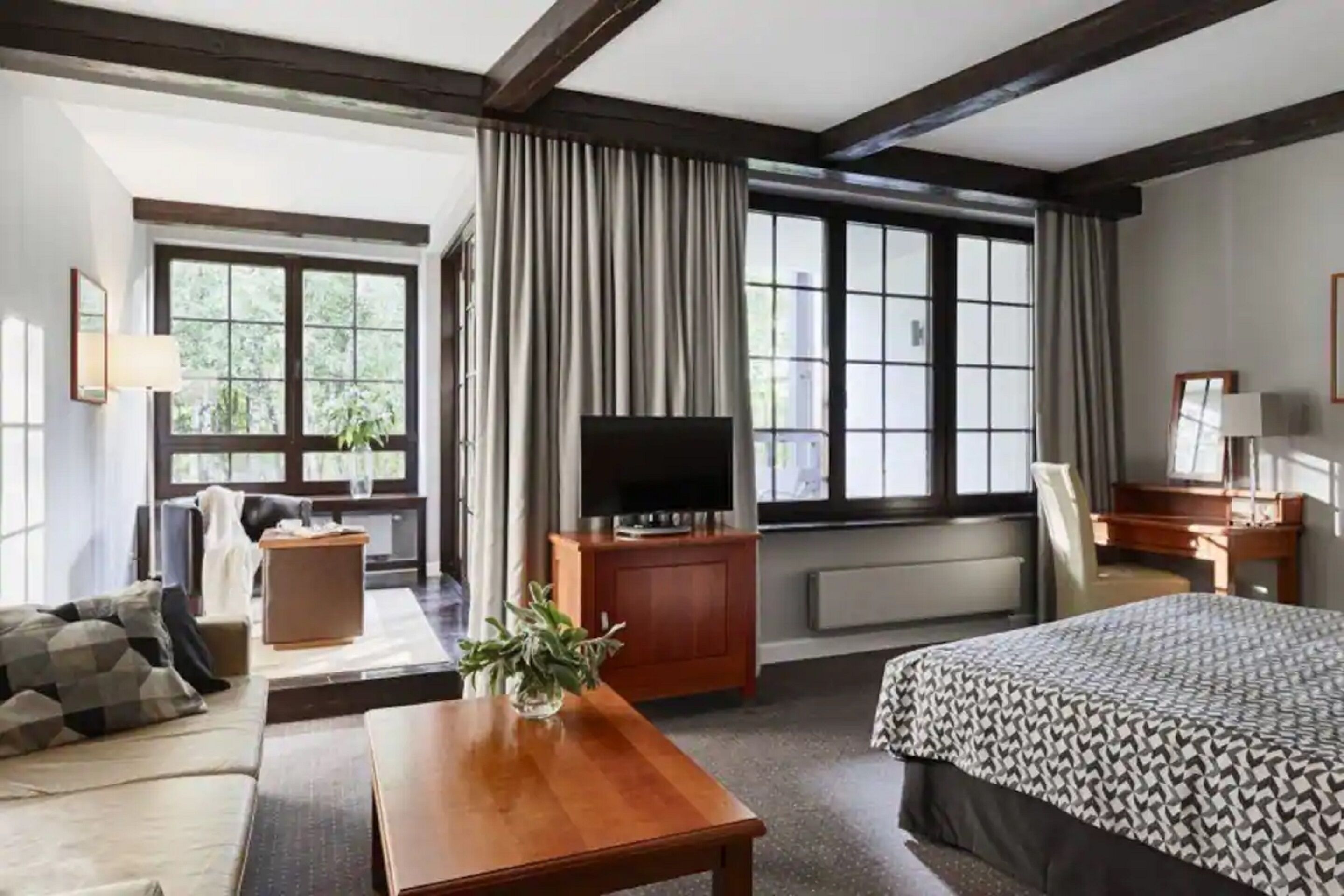 superior room | living area | flat-screen tv