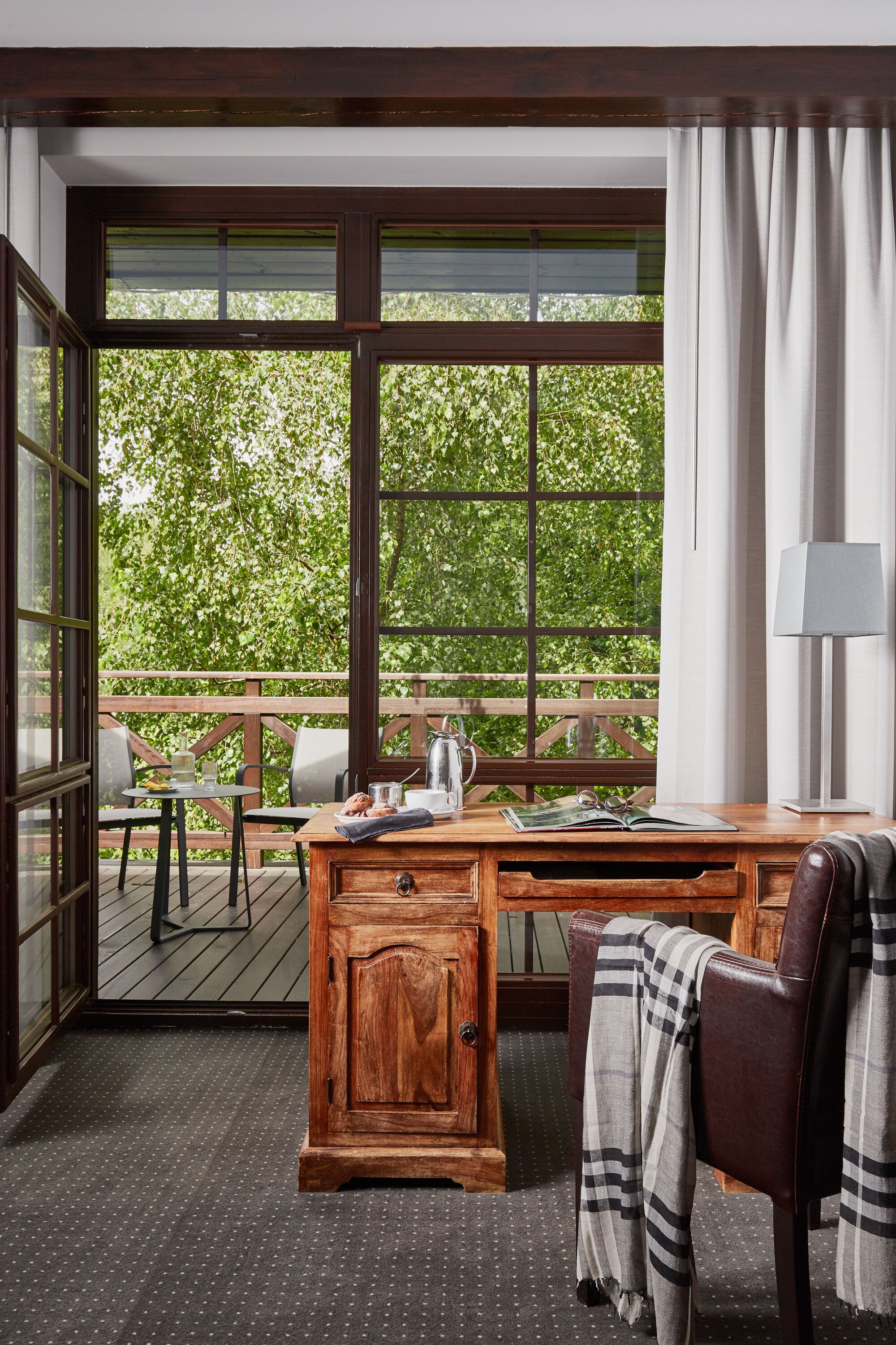 grand apartment | living area | flat-screen tv