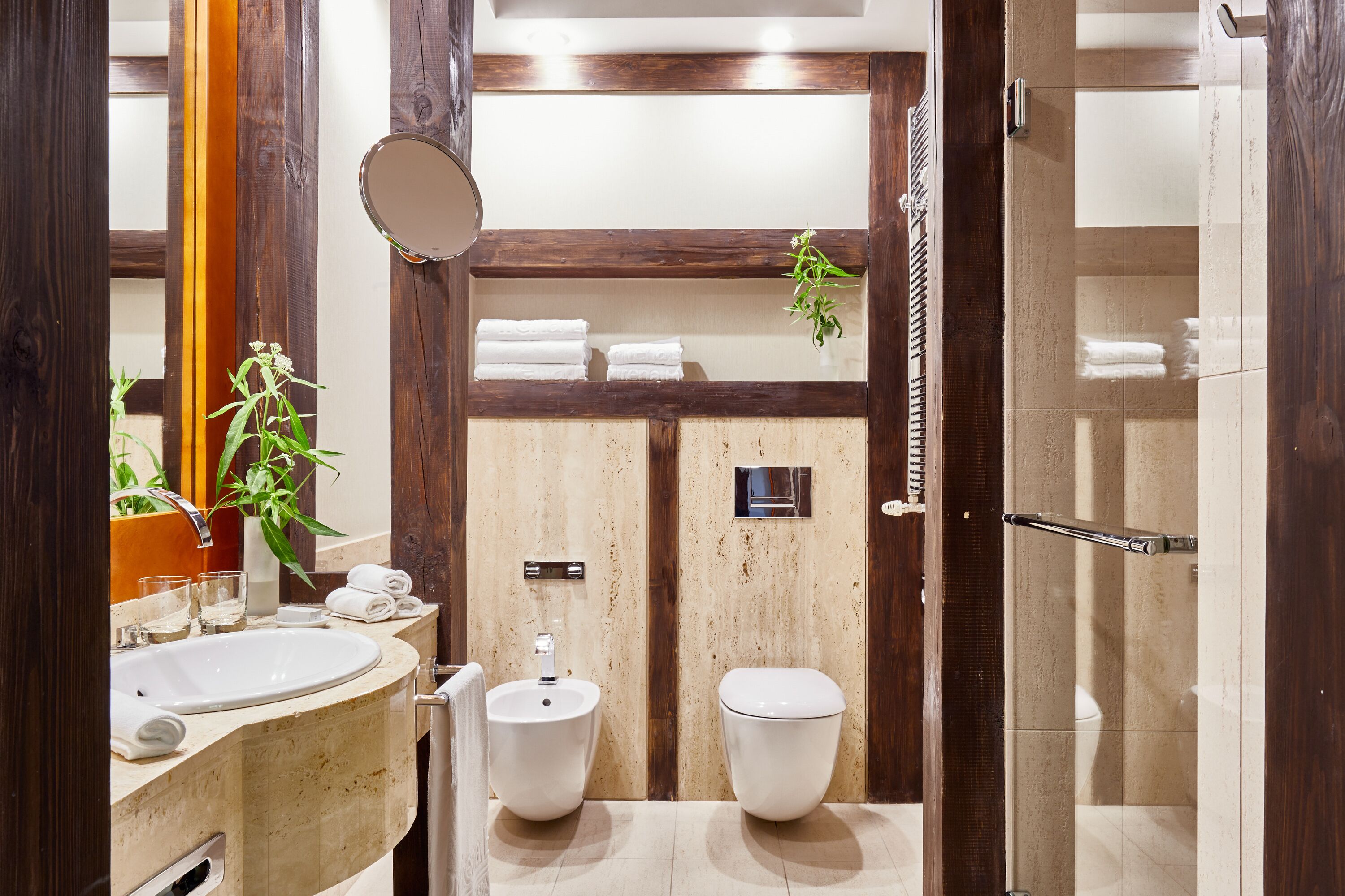 Un baño moderno con un lavabo grande, un inodoro y una zona de ducha.