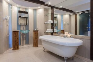 Executive Double Room | Bathroom | Hair dryer, bathrobes, slippers, towels - Hotel Dr Irena Eris Wzgorza Dylewskie (Ostróda)