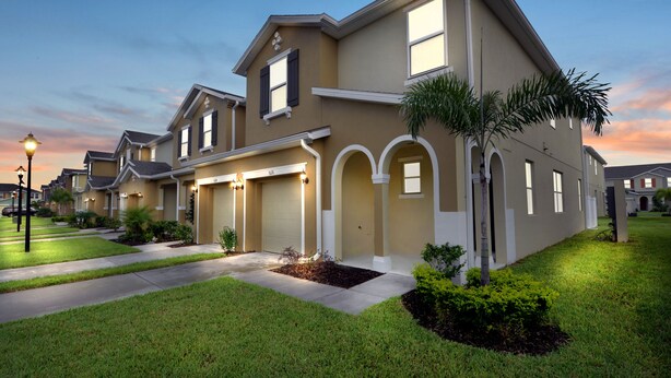 A row of modern two-story houses with attached garages, well-maintained lawns, and a street lamp. - Family Friendly 4 Bedroom close to Disney in Orlando Area 5126A (Kissimmee)