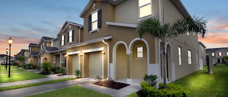 Bagian depan properti - sore/malam