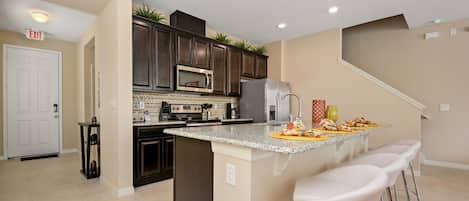 Full-sized fridge, microwave, oven, stovetop