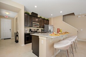 Full-sized fridge, microwave, oven, stovetop