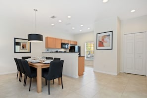 Maison en rangée, 3 chambres | Repas dans la chambre