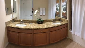 Townhome, 5 Bedrooms | Bathroom | Free toiletries, hair dryer, towels, soap