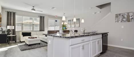 タウンホーム 4 ベッドルーム | 専用簡易キッチン | 大型冷蔵庫、電子レンジ、オーブン、コンロ