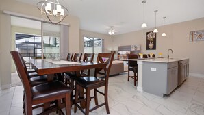 Una cocina amplia con comedor, ventanas grandes y vistas al exterior.