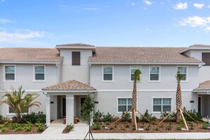 Exterior - Four Bedroom Close to Disney w/ Screened Pool @StoreyLake 4910 (Kissimmee)