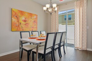 聯排別墅, 4 間臥室 | 起居區 | 60-吋智慧型電視、有線頻道、電視、Netflix