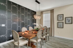 House, 5 Bedrooms | In-room dining